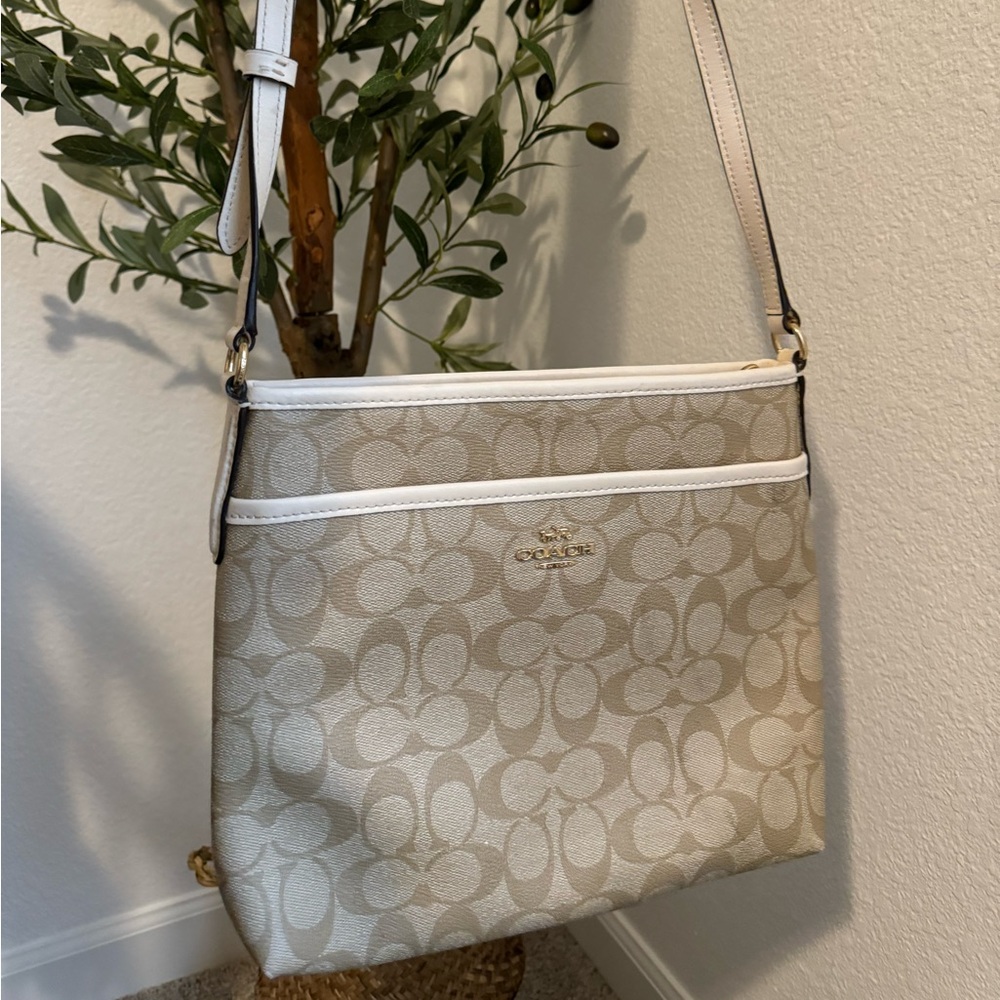 Coach purse, lightly used! Great condition!